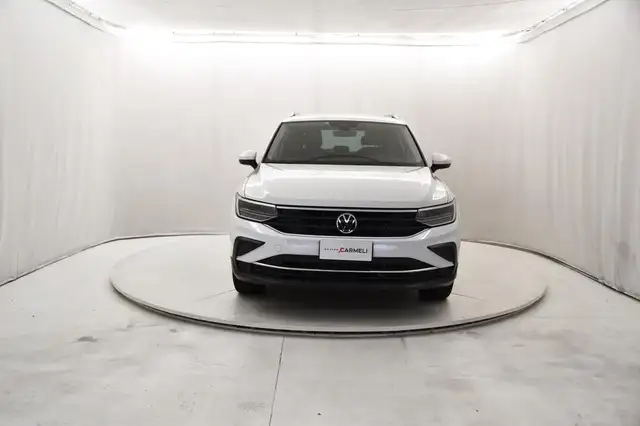 Volkswagen Tiguan view 5