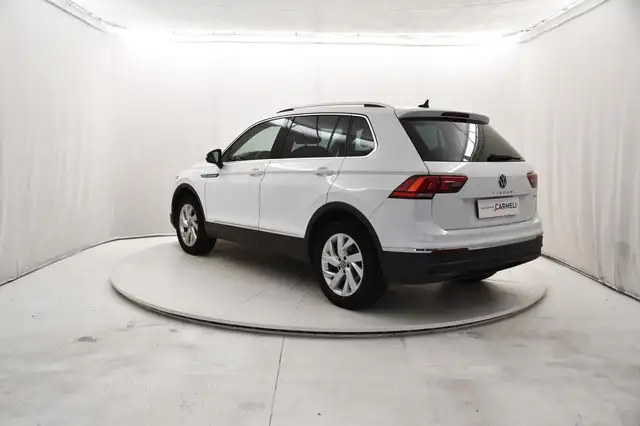 Volkswagen Tiguan view 3