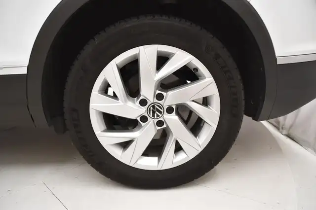 Volkswagen Tiguan view 6