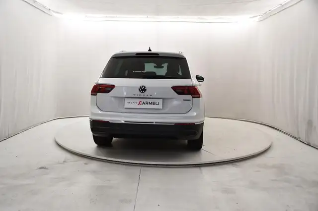 Volkswagen Tiguan view 4