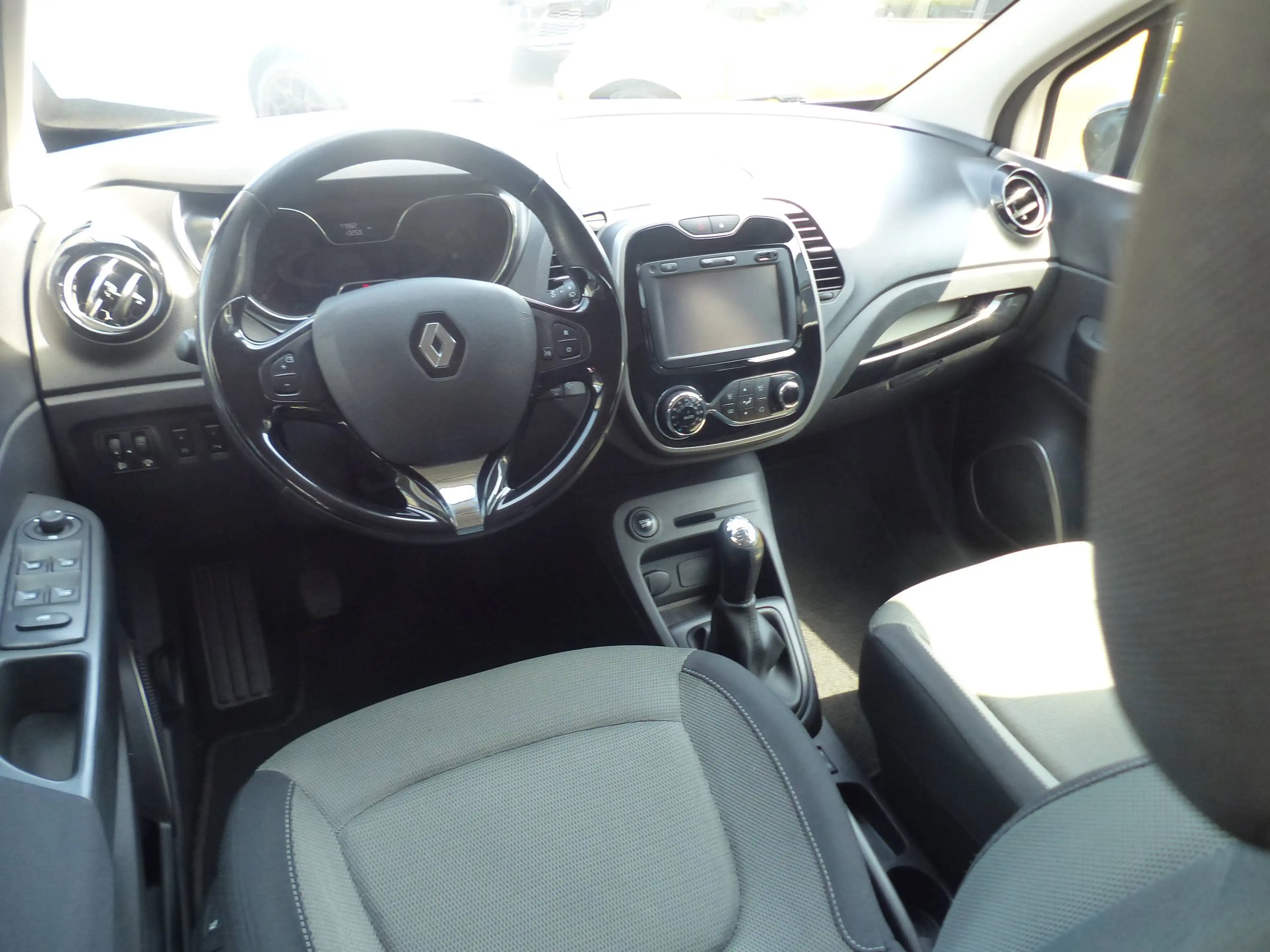 Renault Captur 0.9 Klima Navi Sitzheizung Einparkhilfe hinten Rad — photo 11