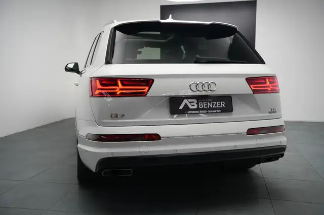 Audi Q7 view 8