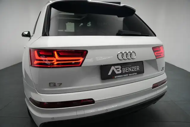 Audi Q7 view 10