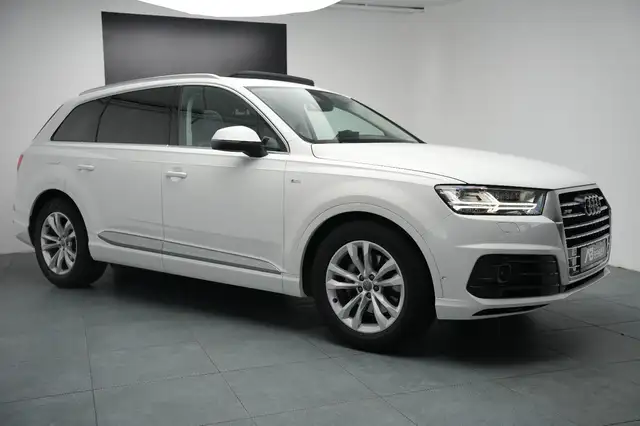 Audi Q7 view 5
