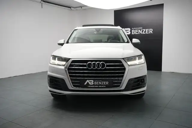 Audi Q7 view 3