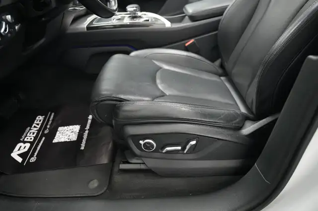 Audi Q7 view 13