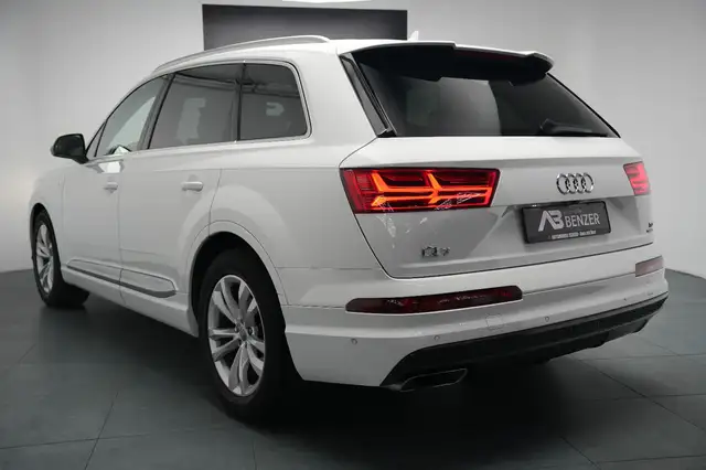 Audi Q7 view 7