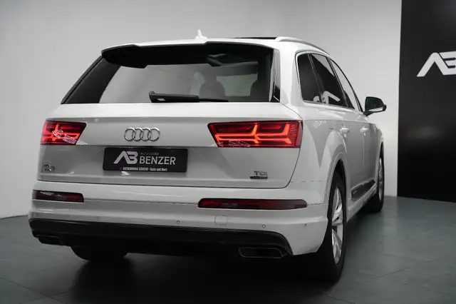 Audi Q7 view 9
