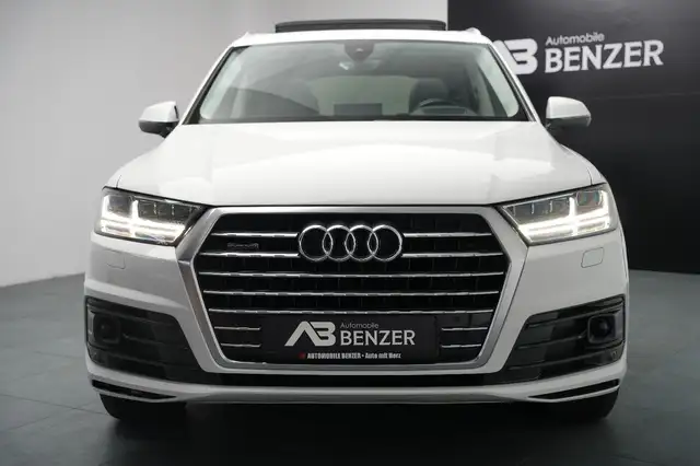 Audi Q7 view 2