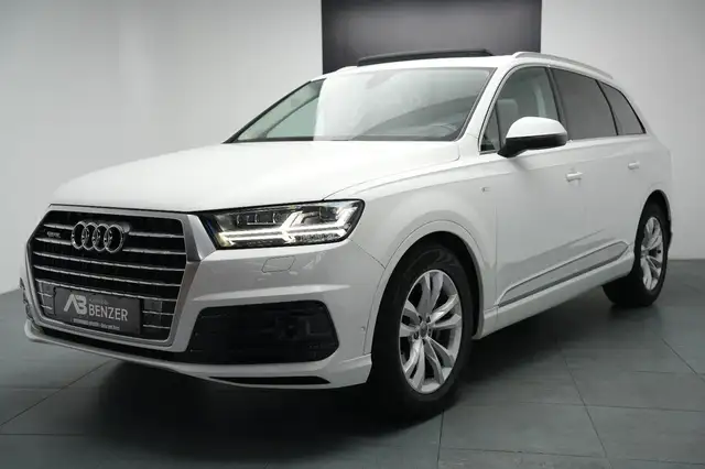 Audi Q7 view 4