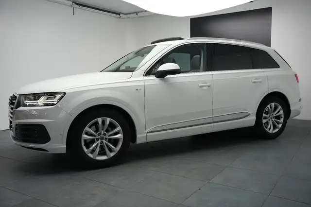Audi Q7 view 6