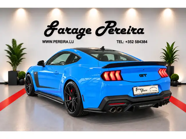 Ford Mustang view 4