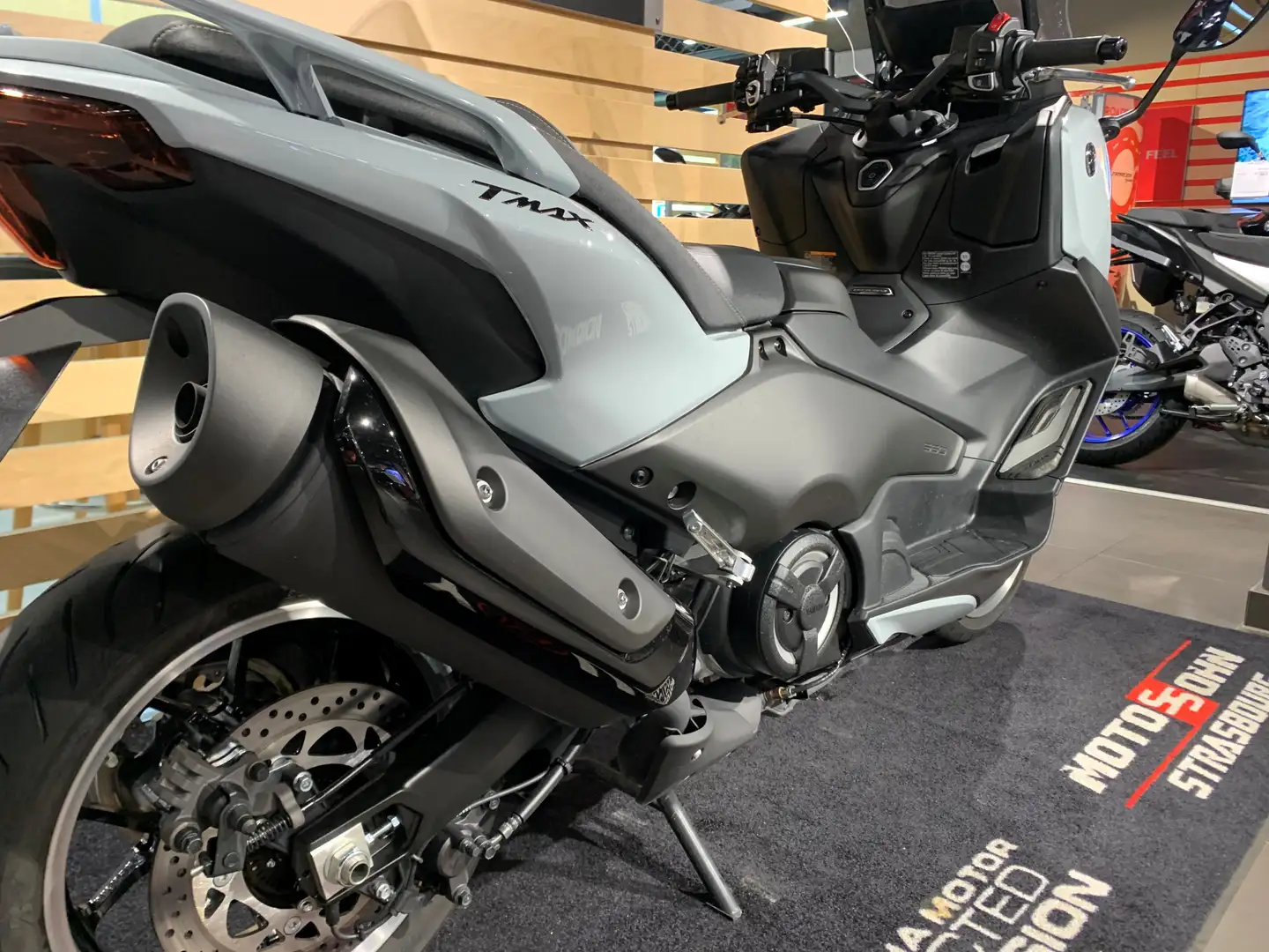 Yamaha TMAX 560 Gris - 2