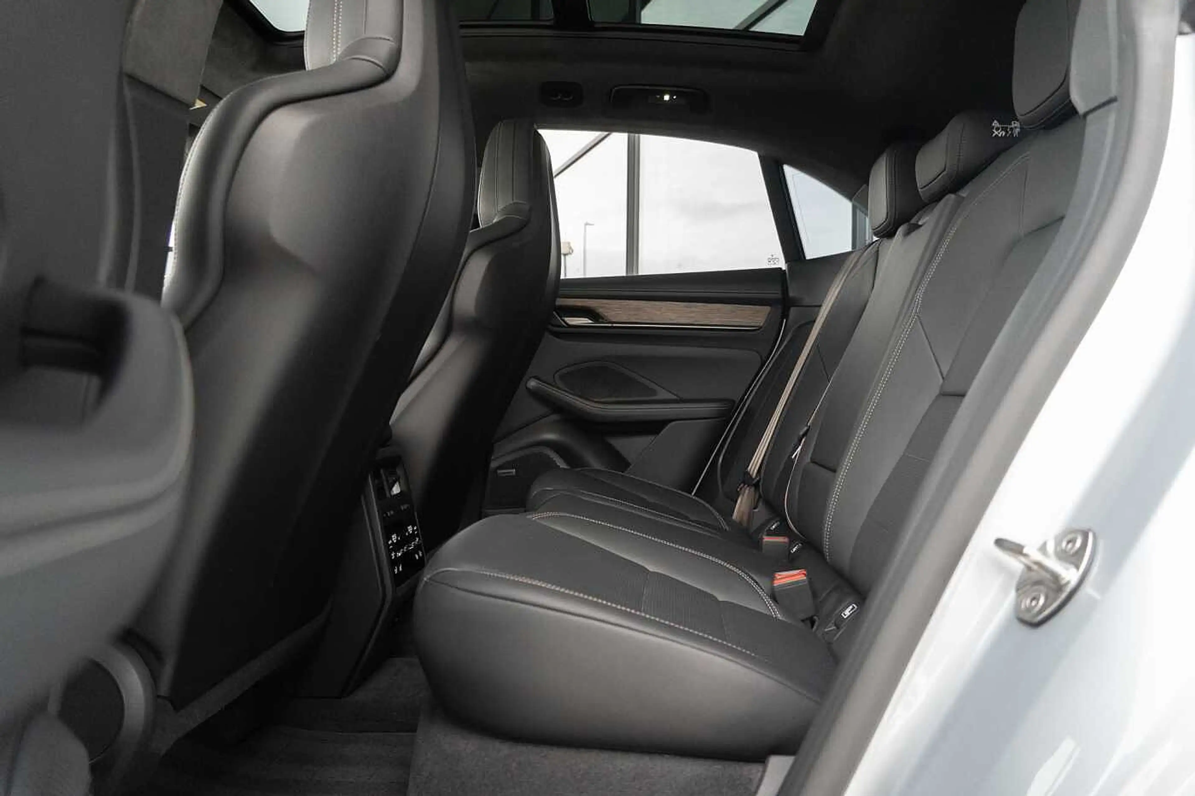 Porsche Macan Turbo New Price of 152.000 euros! — photo 11