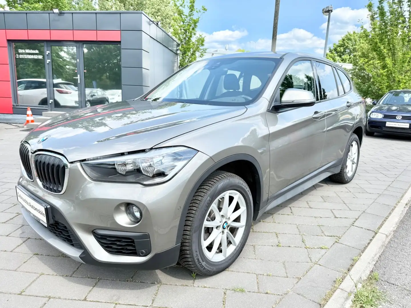 BMW X1 sDrive20i Advantage,Automatik,Navi,Sitzheizung Silber - 1