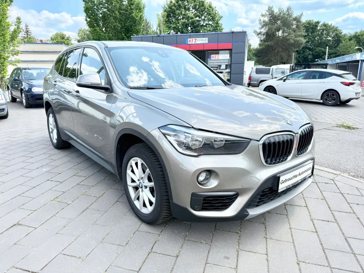 BMW X1 sDrive20i Advantage,Automatik,Navi,Sitzheizung Silber - 2