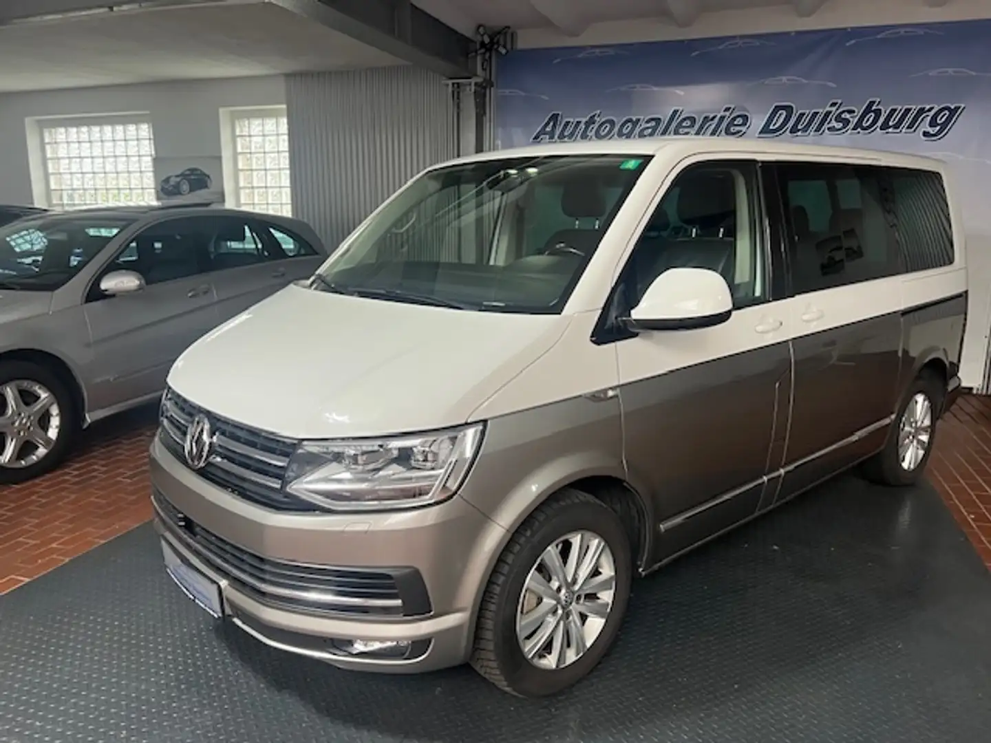 Volkswagen T6 Multivan Highline 4M StandHZG AHK Leder AD SD Kamera Navi M Weiß - 2