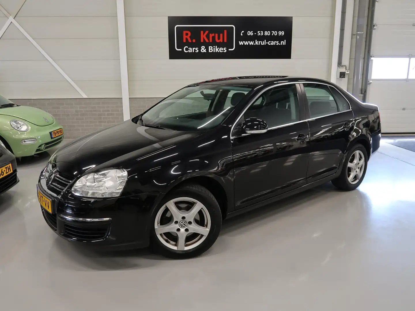 Volkswagen Jetta 1.6 Comfortline Airco-ecc Trekhaak Cruise control Zwart - 1