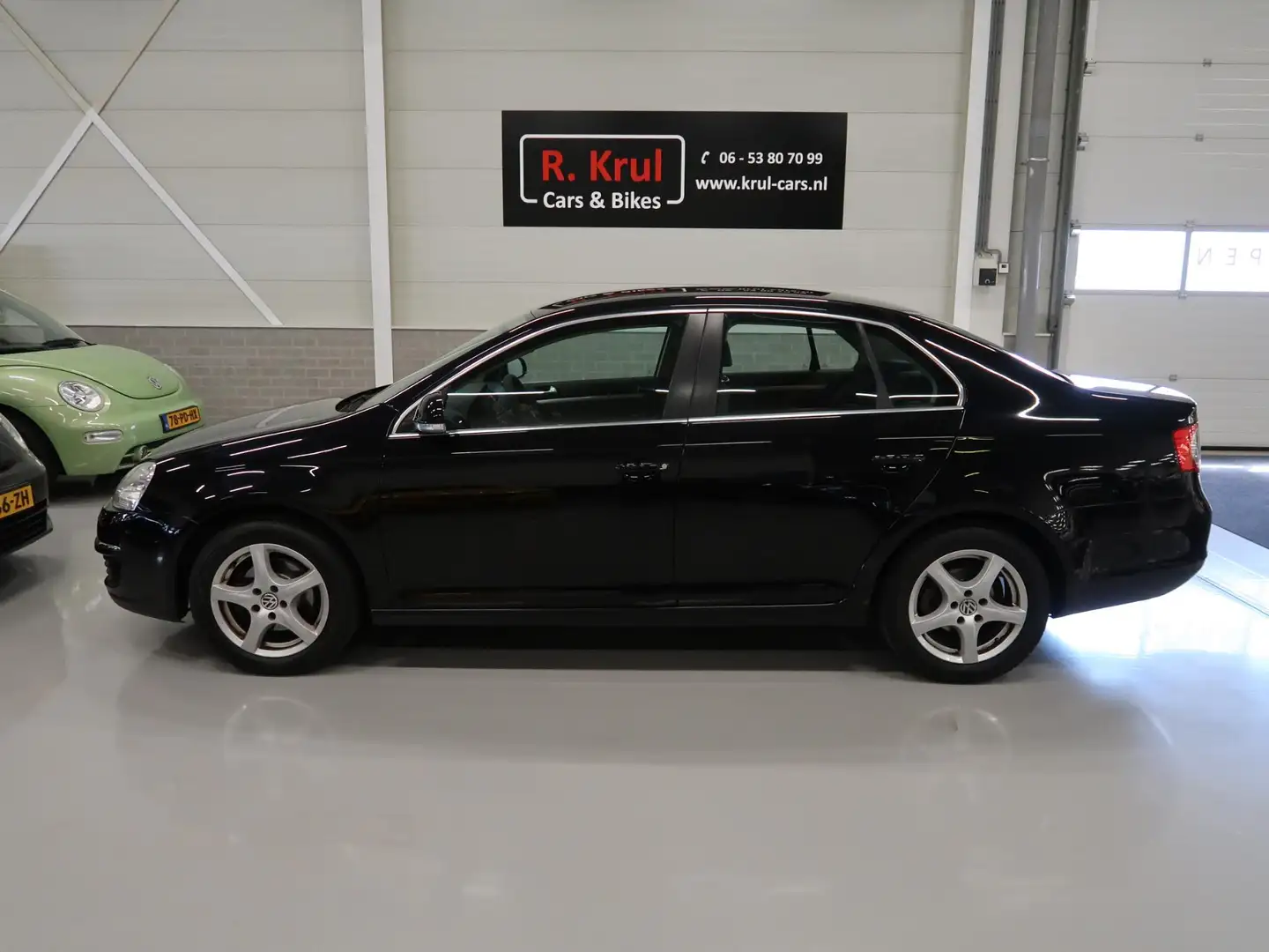 Volkswagen Jetta 1.6 Comfortline Airco-ecc Trekhaak Cruise control Zwart - 2