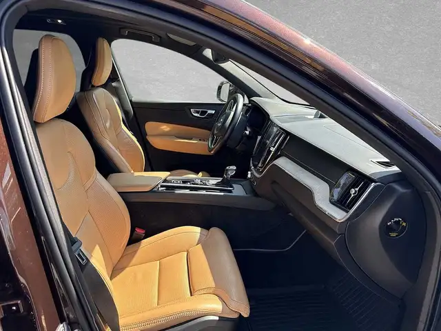 Volvo XC60 view 3