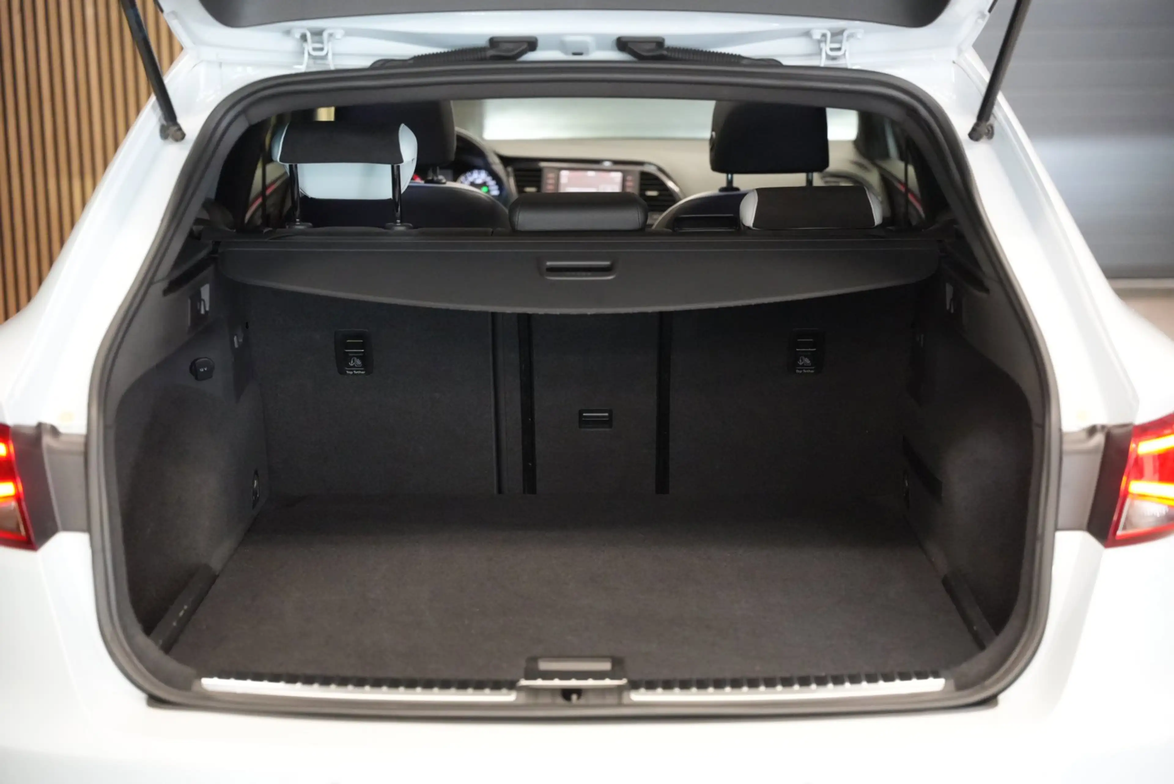 SEAT Leon ST 2.0 TSI Cupra 280 / Pano / CarPlay / Camera / S — photo 13
