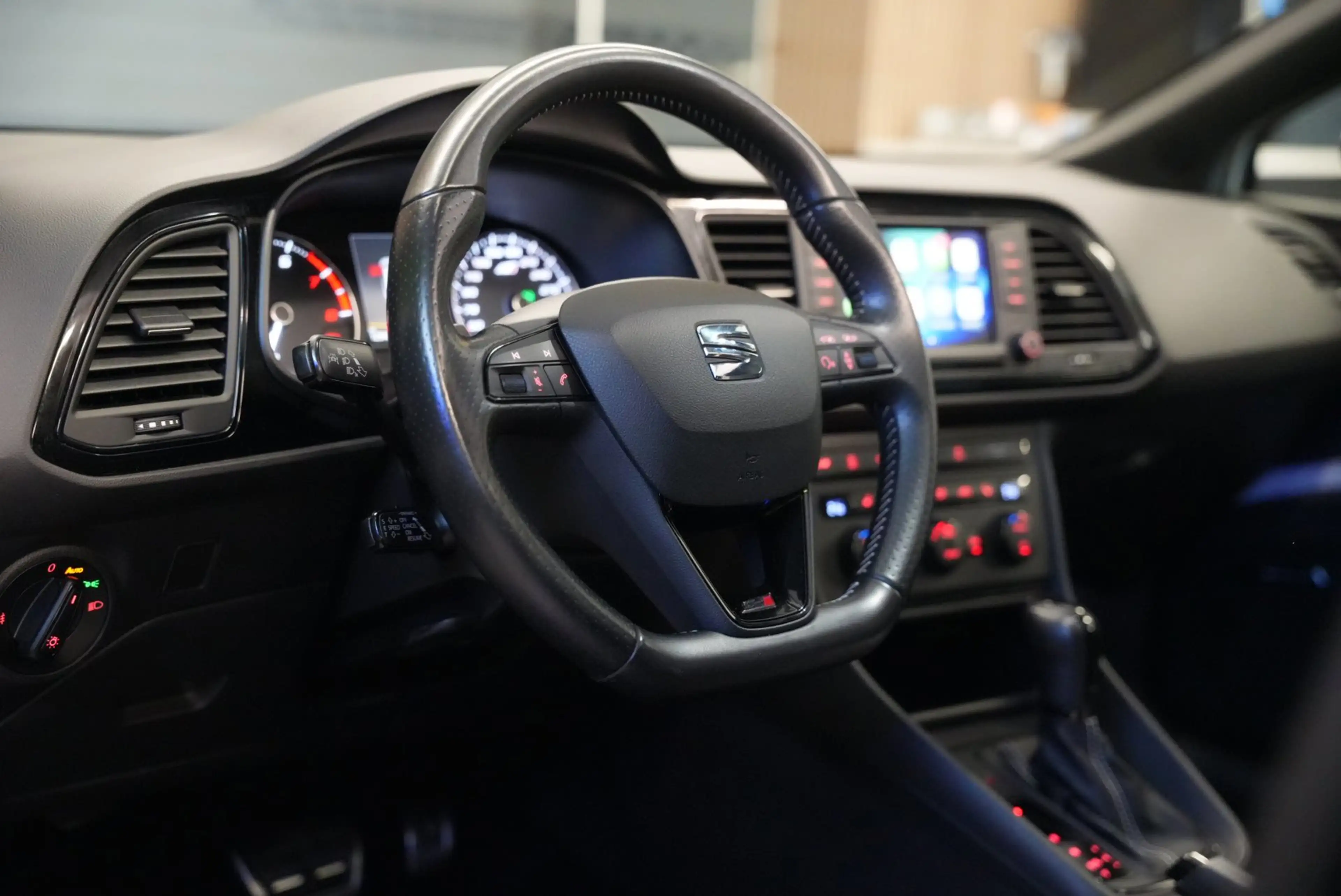 SEAT Leon ST 2.0 TSI Cupra 280 / Pano / CarPlay / Camera / S — photo 4