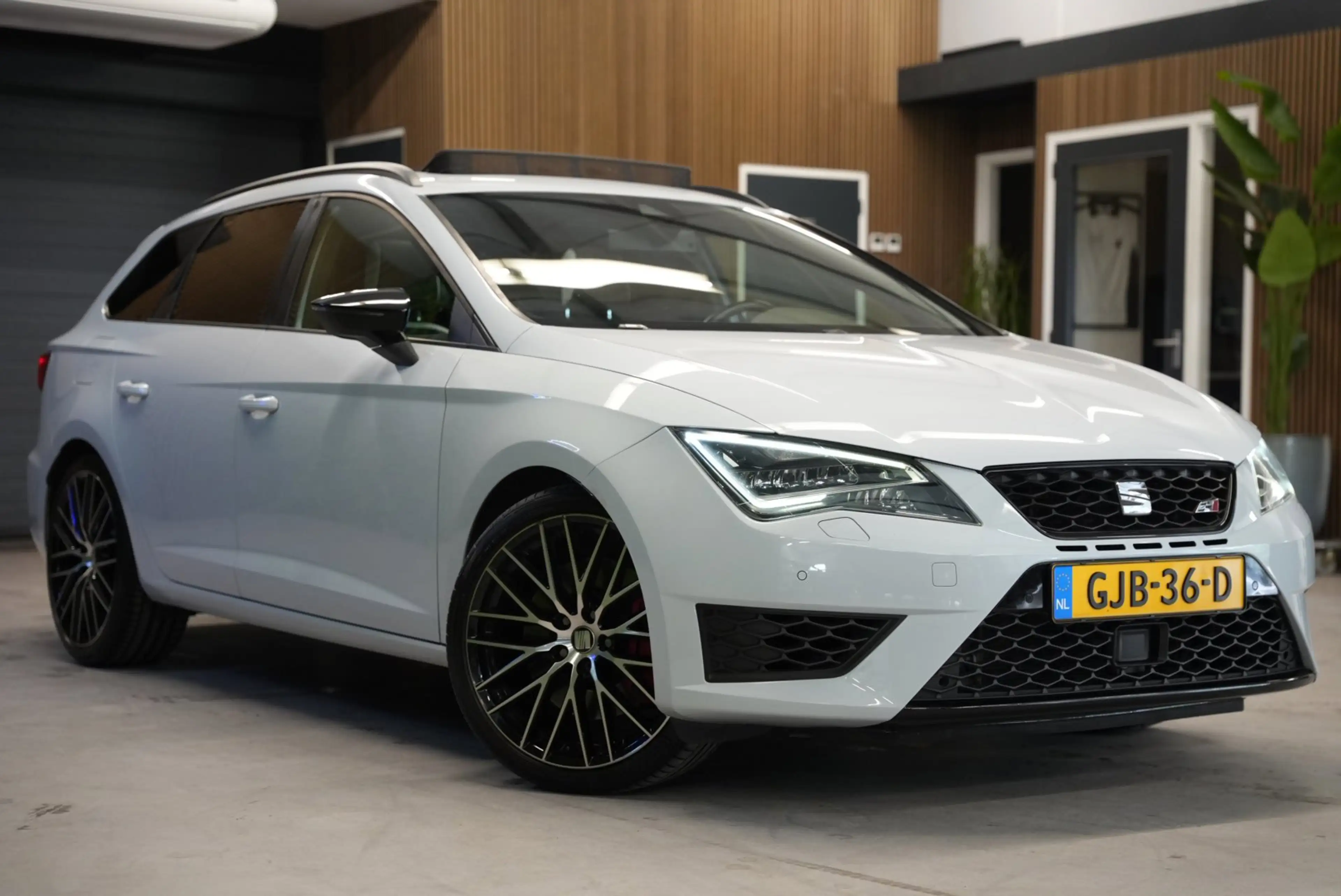 SEAT Leon ST 2.0 TSI Cupra 280 / Pano / CarPlay / Camera / S — photo 5