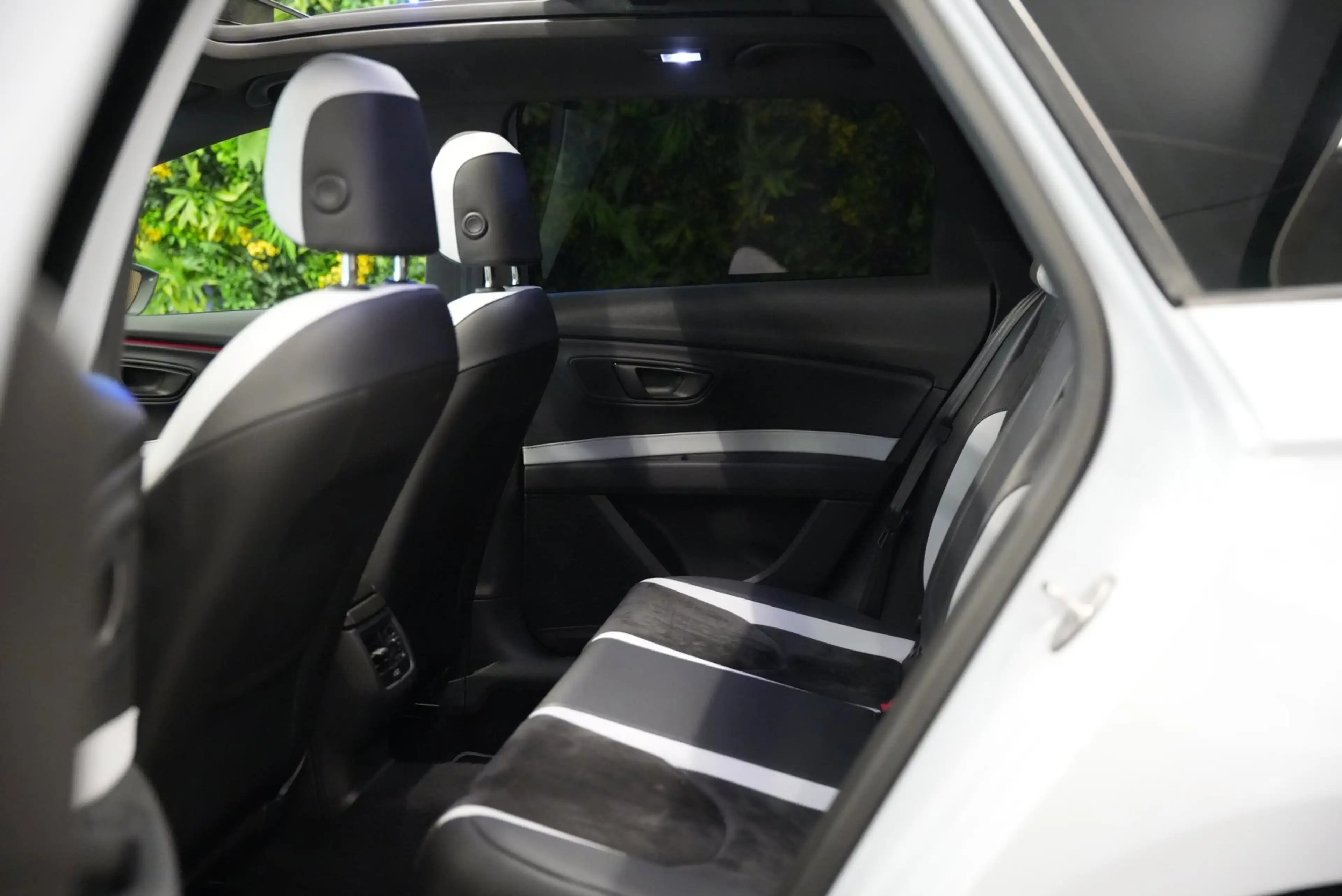 SEAT Leon ST 2.0 TSI Cupra 280 / Pano / CarPlay / Camera / S — photo 9
