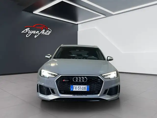 Audi RS4 view 3