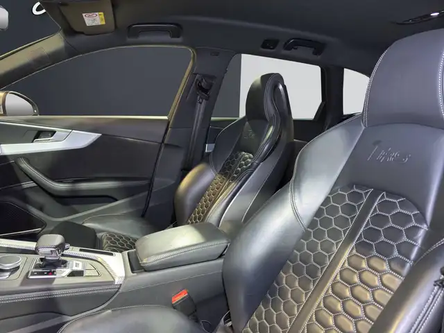 Audi RS4 view 11
