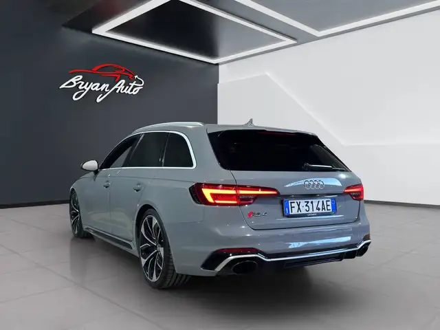 Audi RS4 view 4
