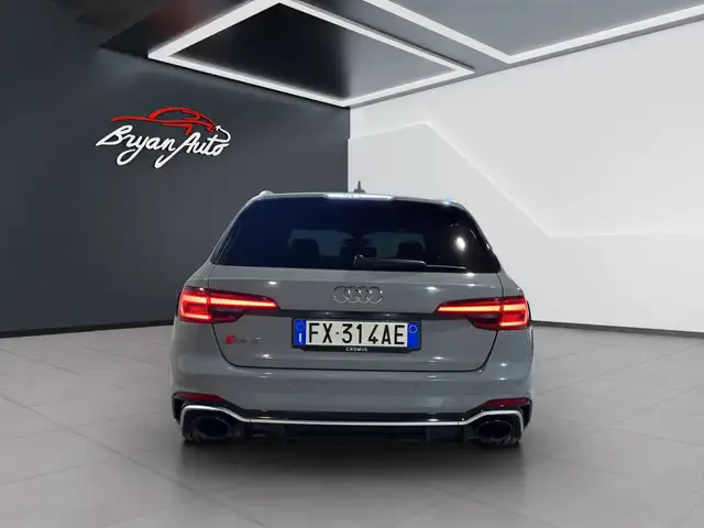 Audi RS4 view 5