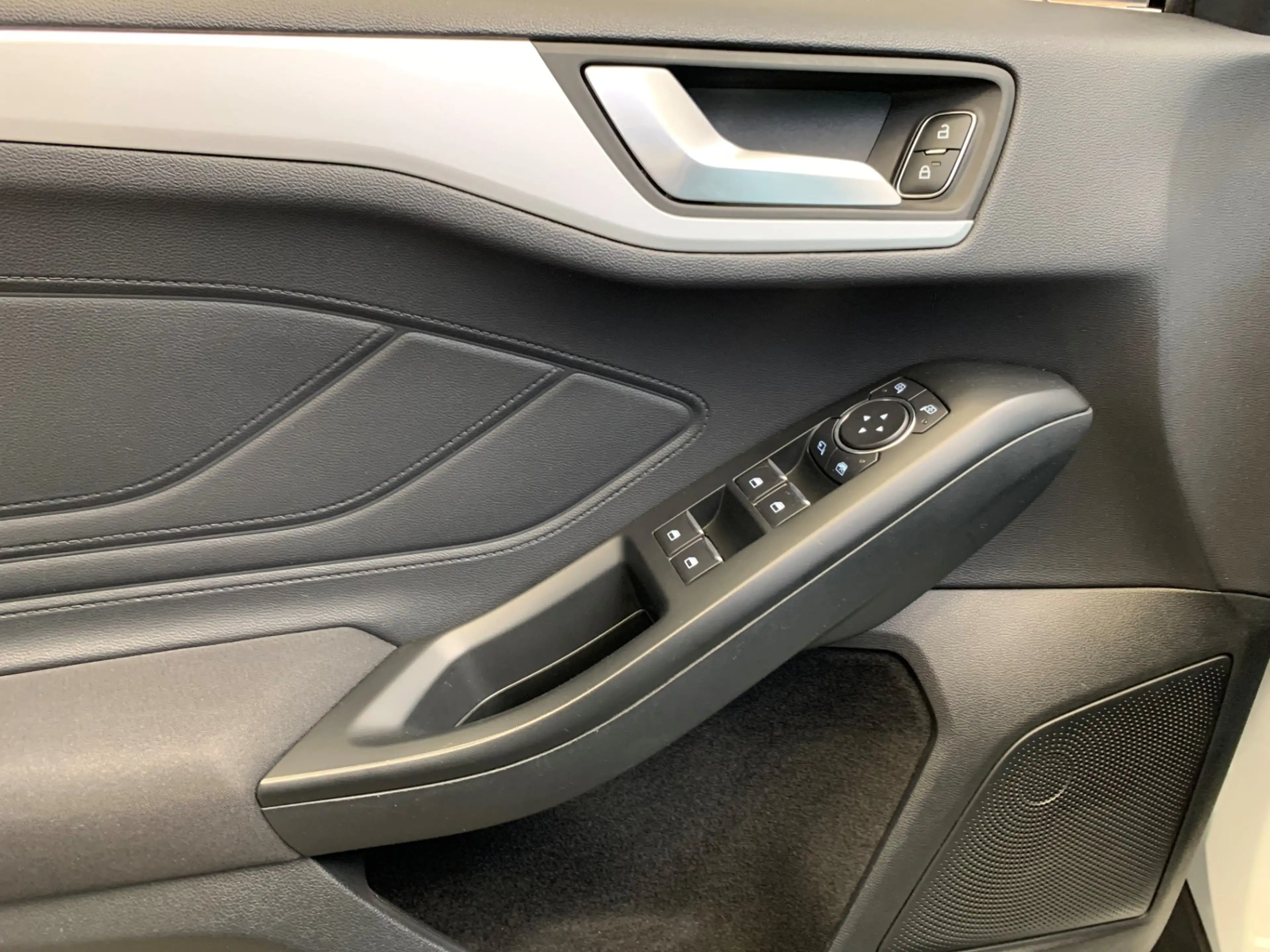 Ford Focus Wagon 1.0 EcoBoost Trend Edition Business NAVIGATI — photo 40