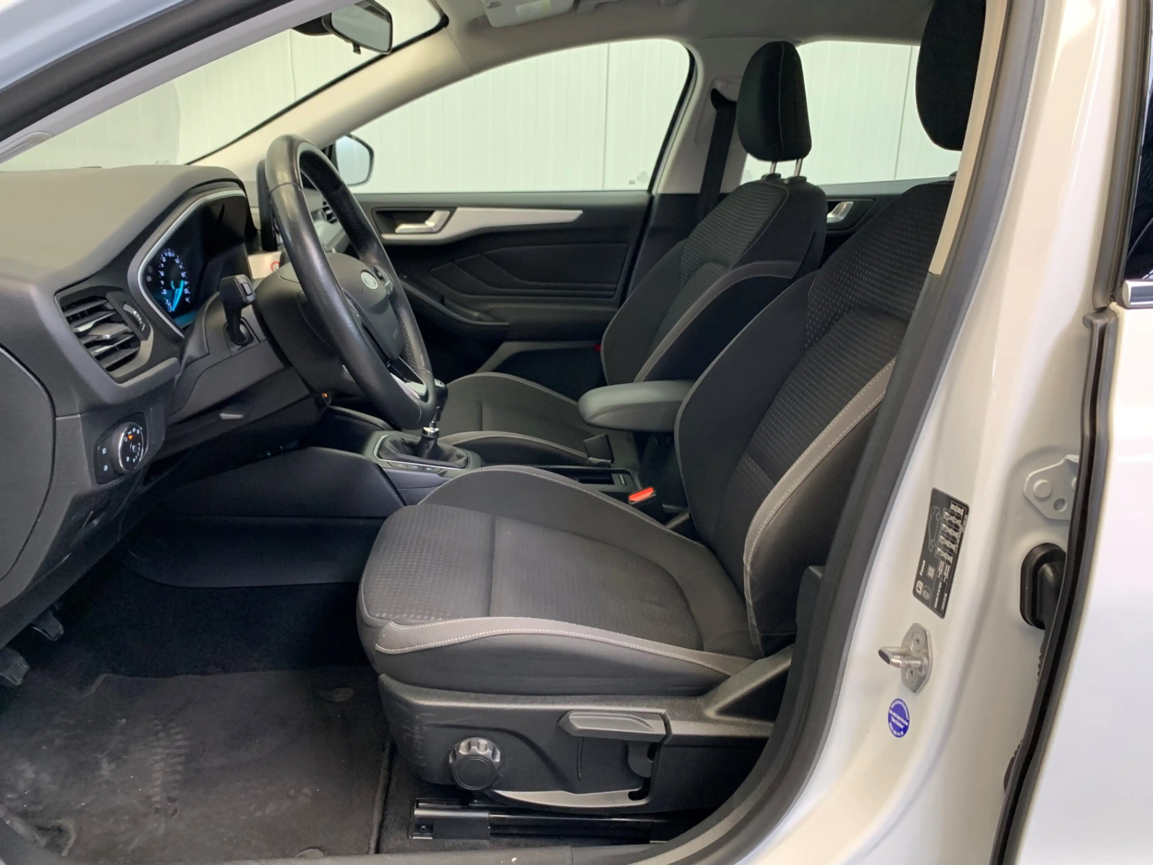 Ford Focus Wagon 1.0 EcoBoost Trend Edition Business NAVIGATI — photo 3