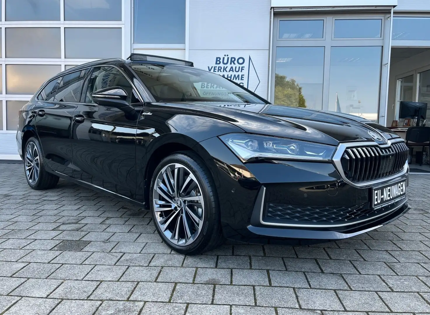 Skoda Superb Combi 2.0 TSI DSG 4x4 L&K PANO AHK 5J GAR Schwarz - 2