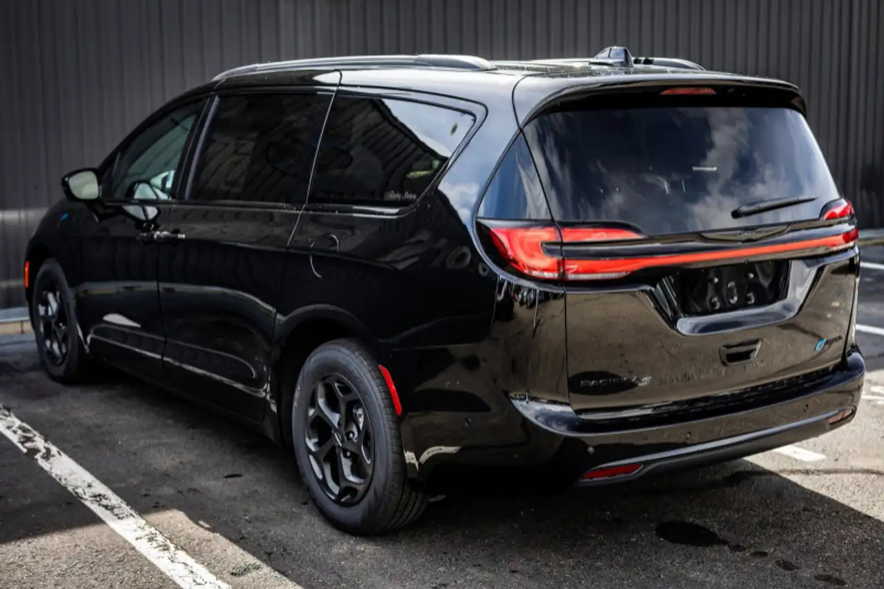 Chrysler Pacifica photo Chrysler Pacifica