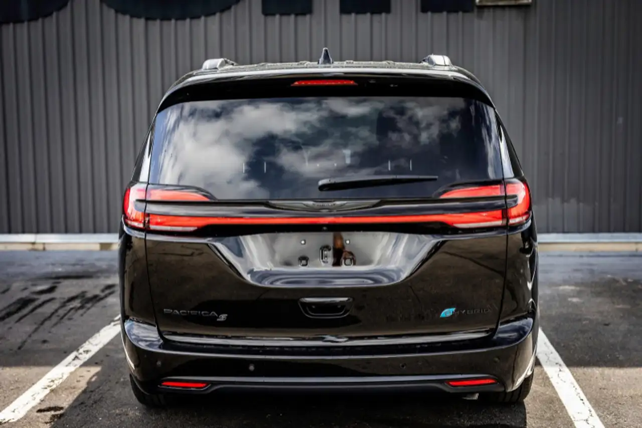Chrysler Pacifica photo Chrysler Pacifica