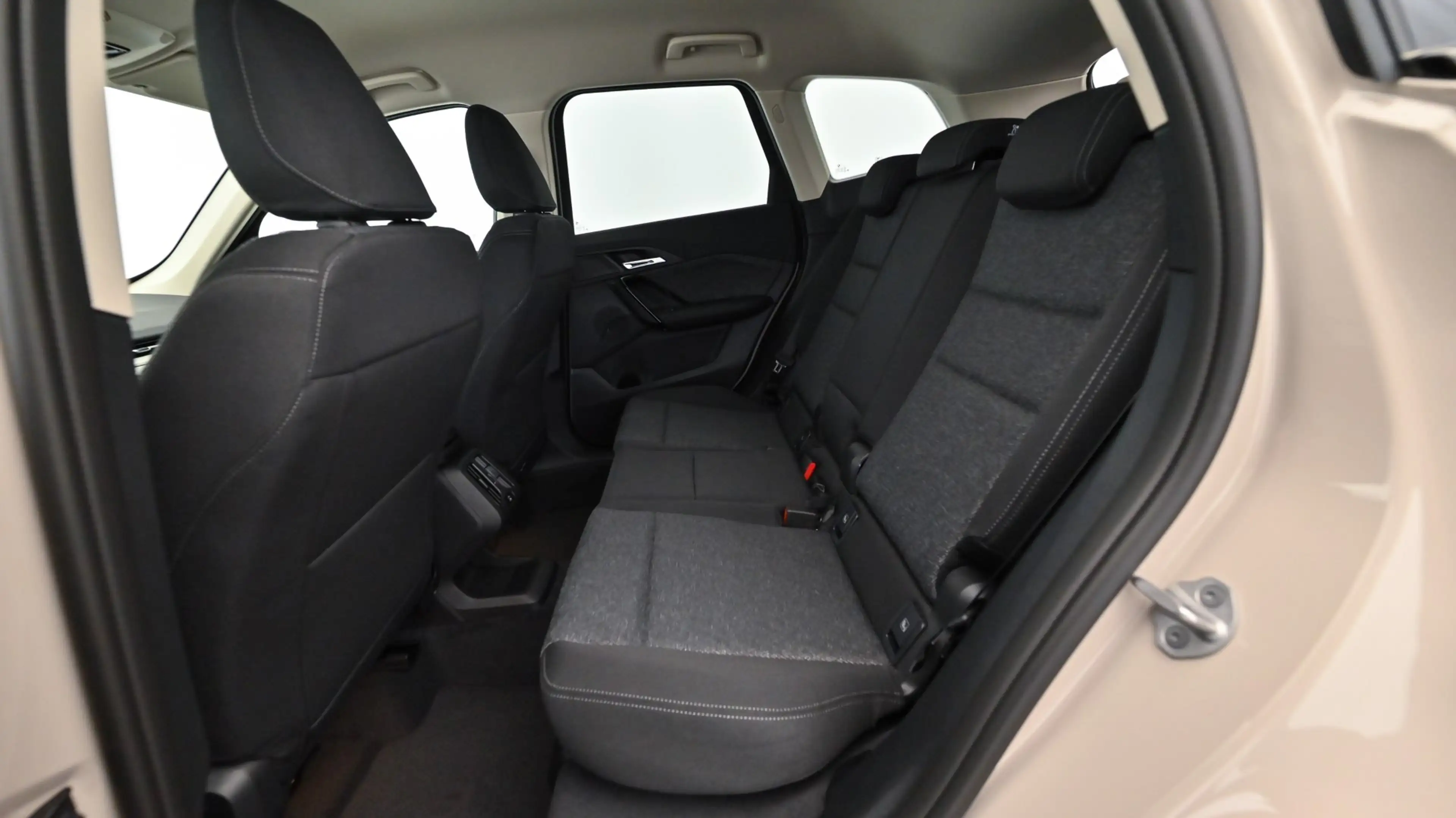 BMW X1 sDrive18d — photo 12