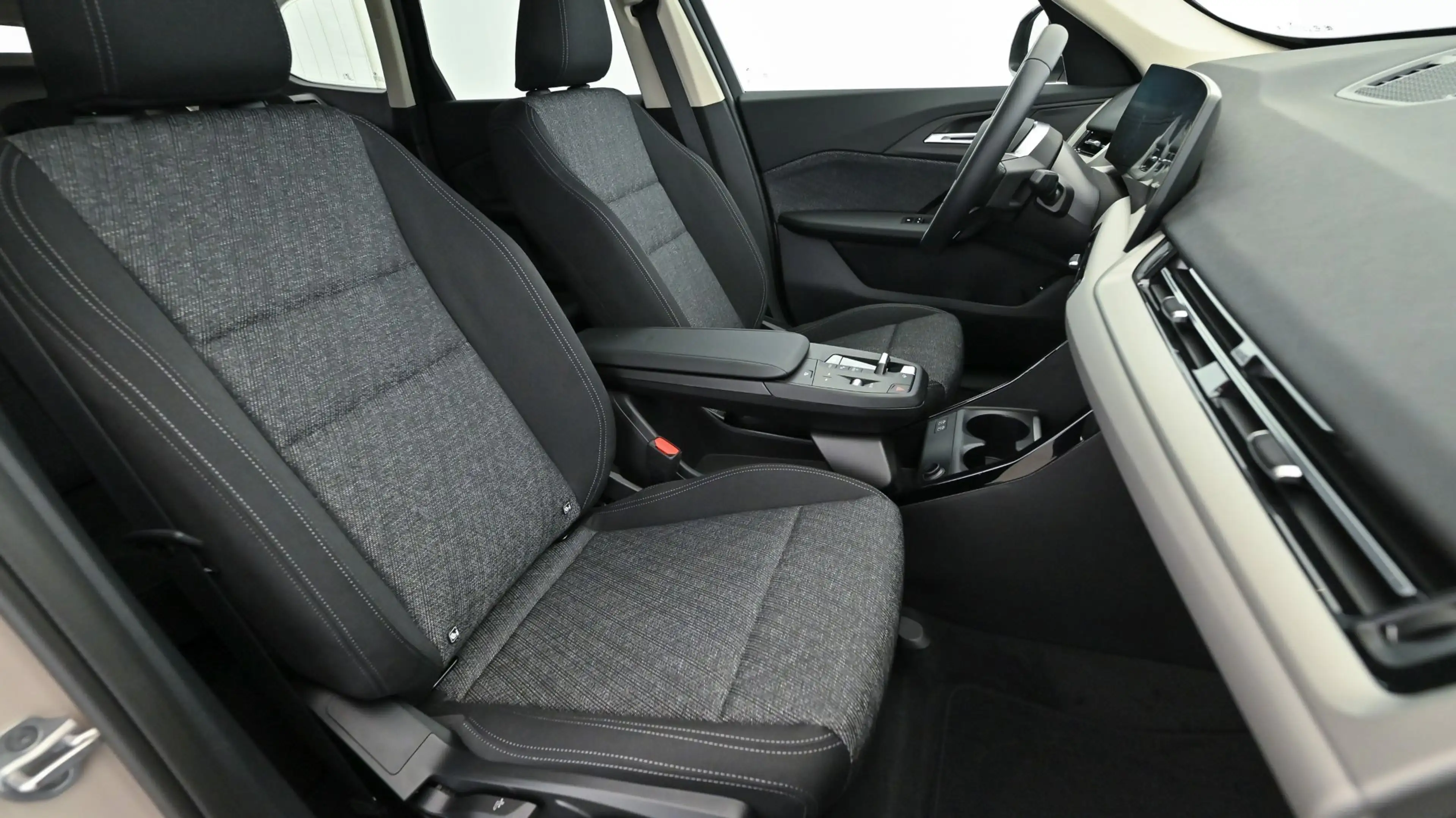 BMW X1 sDrive18d — photo 7