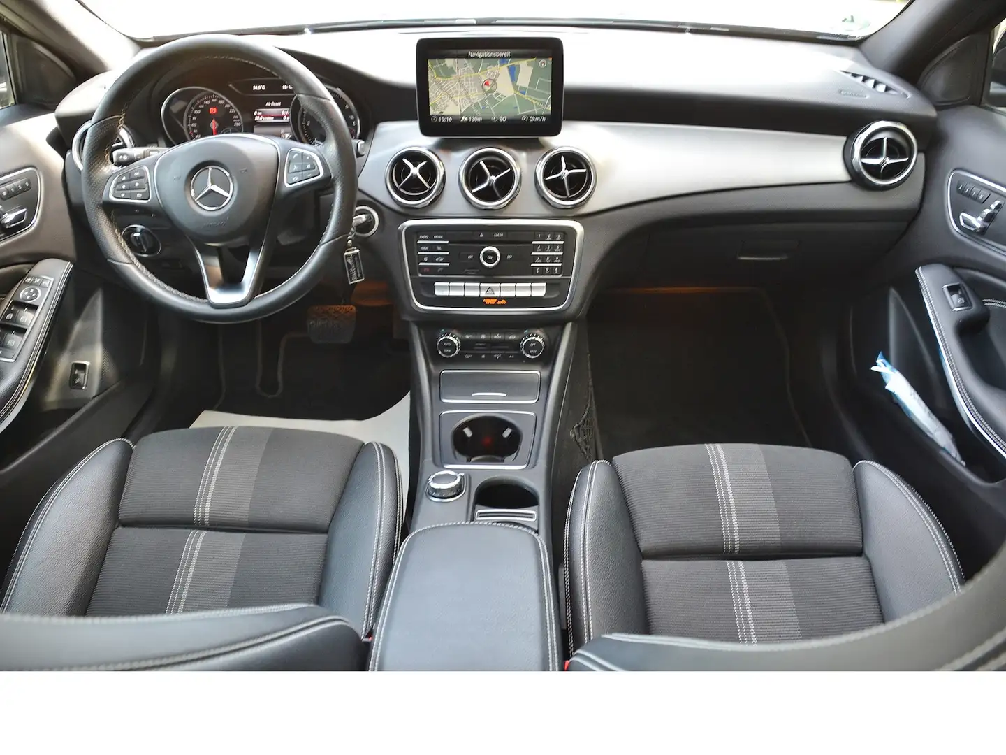 Mercedes-Benz GLA 220 d Urban (7GT Pano Distronic LED Memo 360 Schwarz - 2