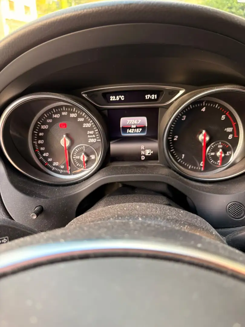 Mercedes-Benz CLA 200 CLA 200 d 4MATIC Aut. Silber - 2