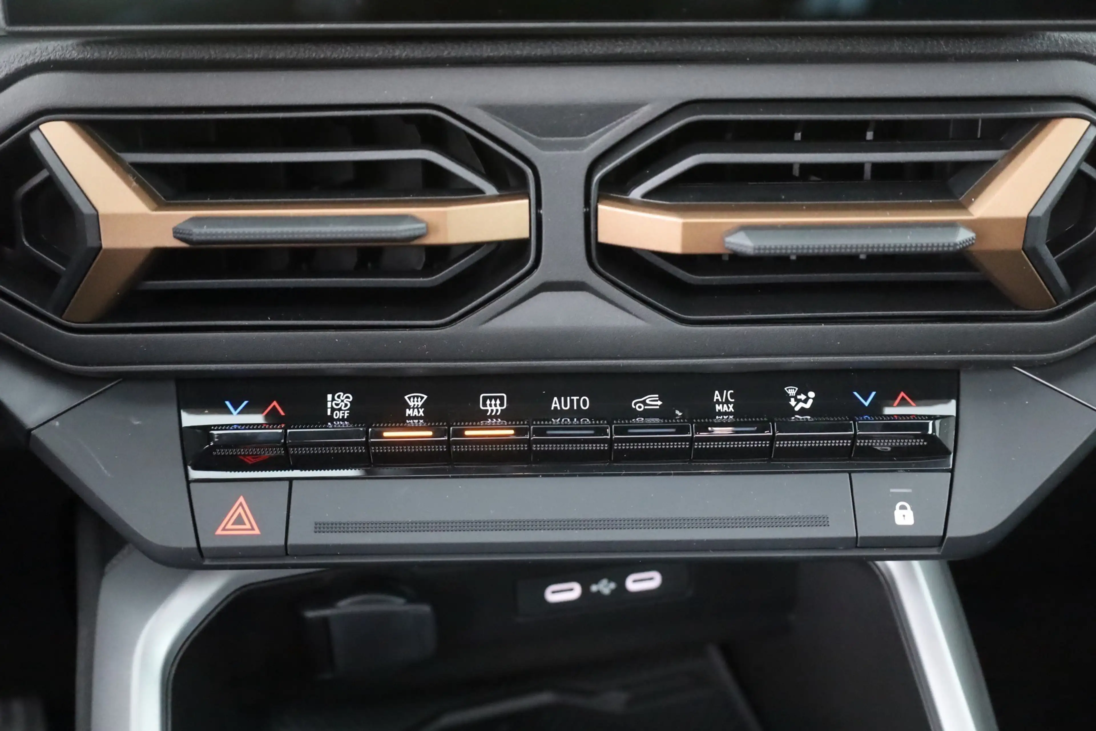 Dacia Bigster Essential 140 mHev LED Kamera Tempomat — photo 13