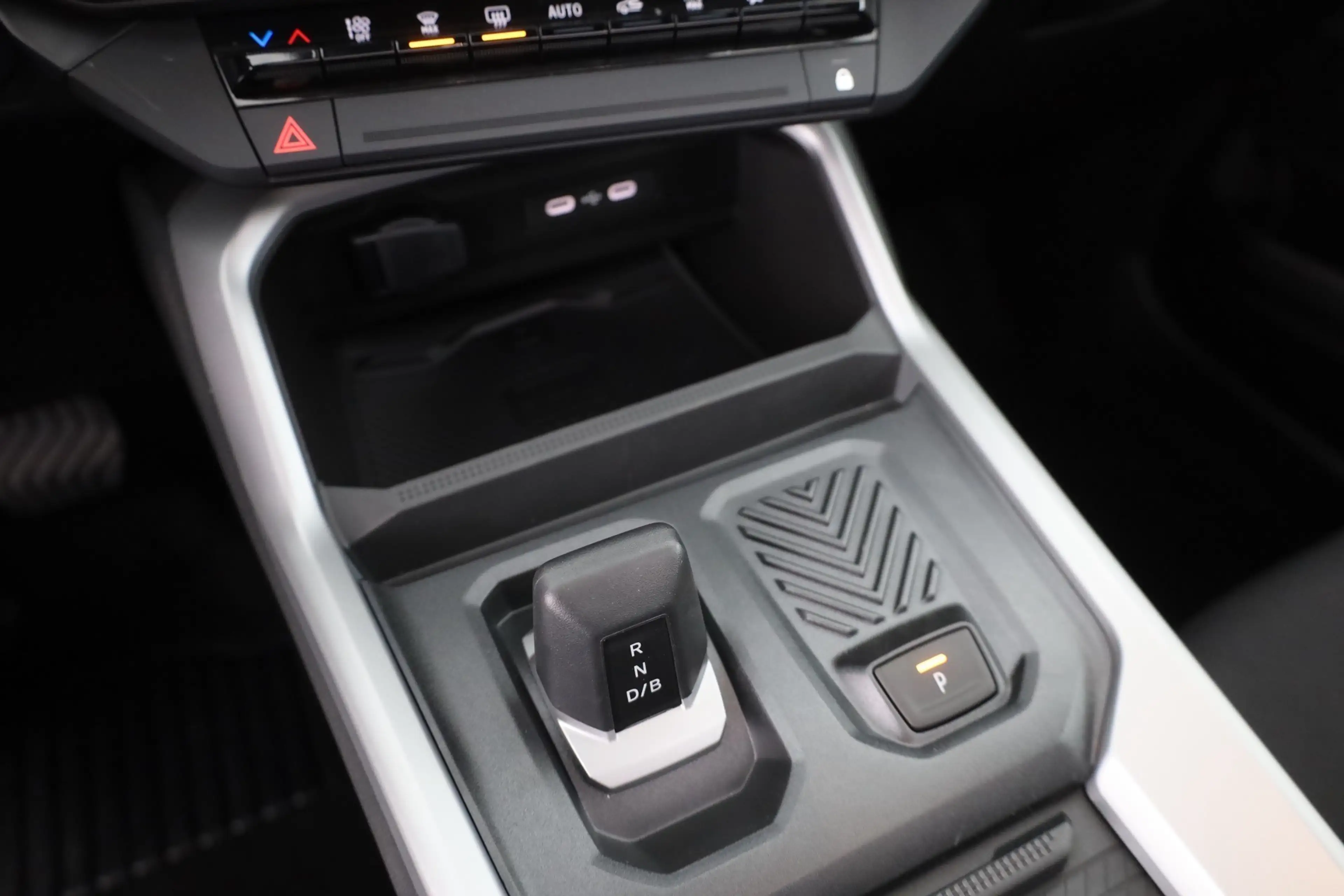 Dacia Bigster Essential 140 mHev LED Kamera Tempomat — photo 15