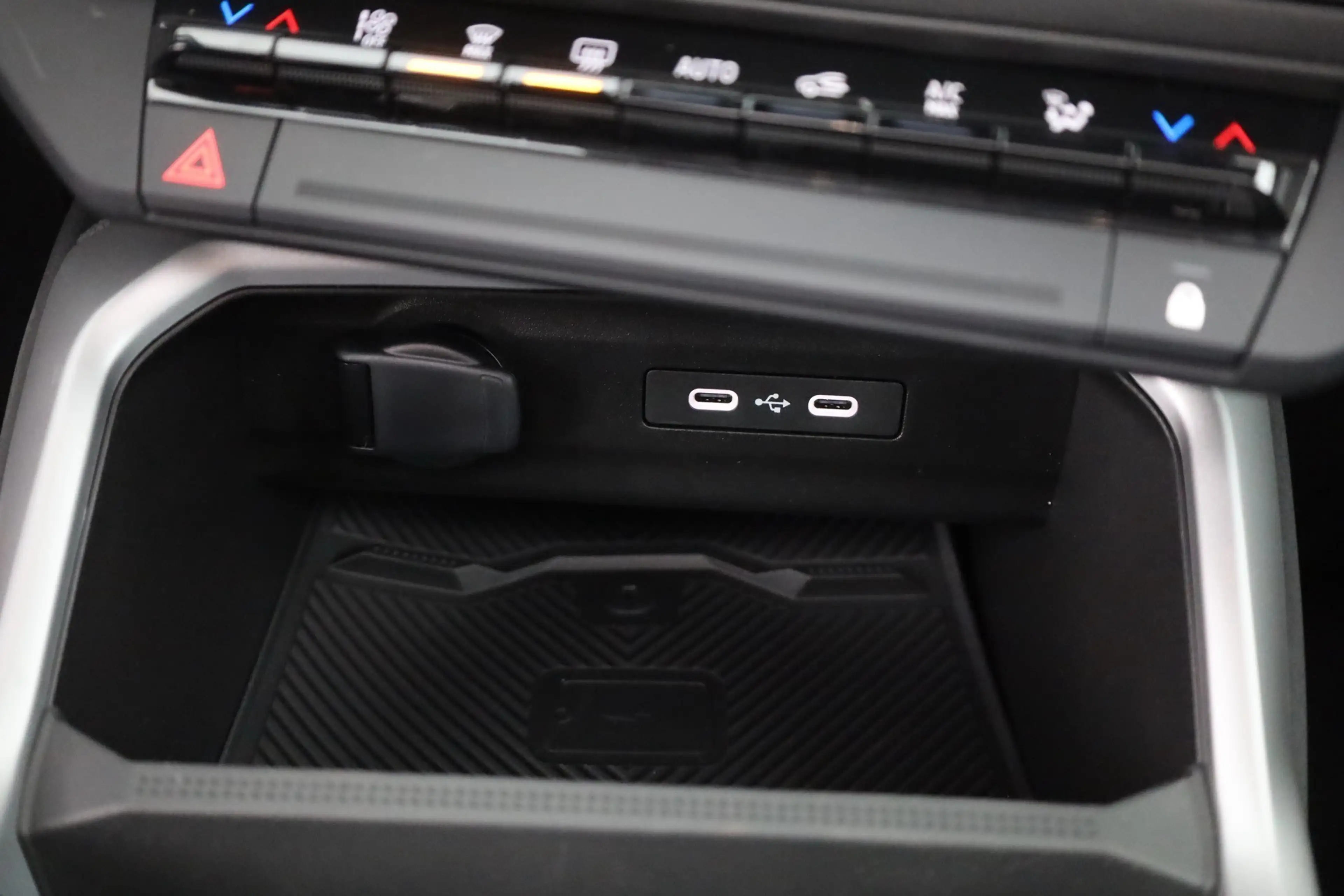 Dacia Bigster Essential 140 mHev LED Kamera Tempomat — photo 14