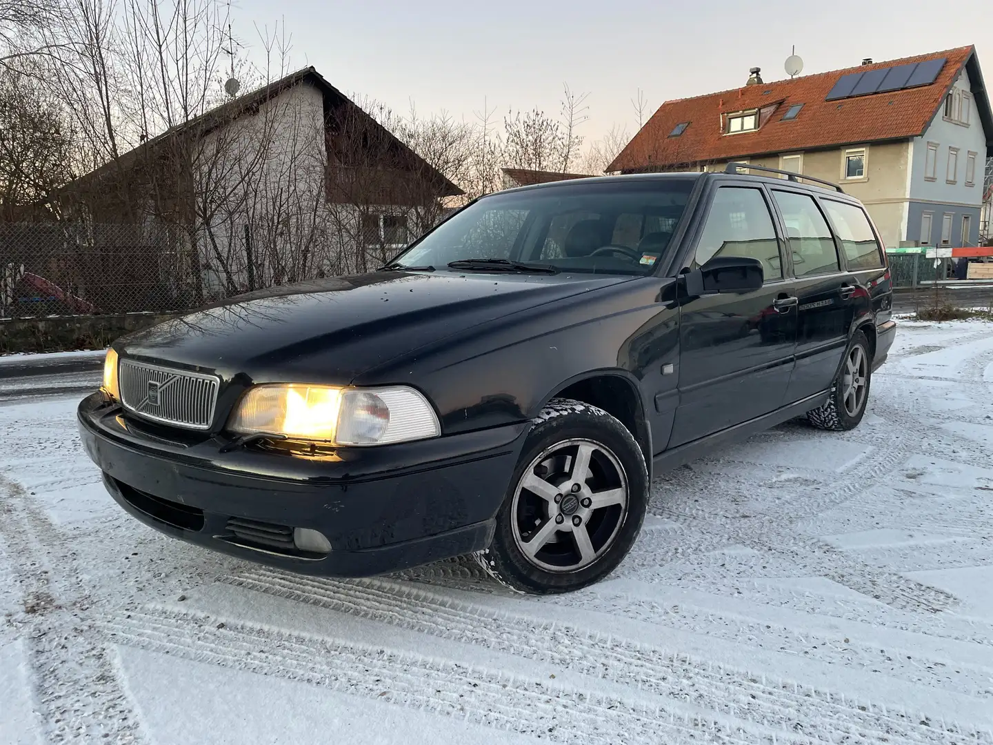 Volvo V70 2.5T TÜV 03/2026 KLIMA-Sihz-AHK Schwarz - 1