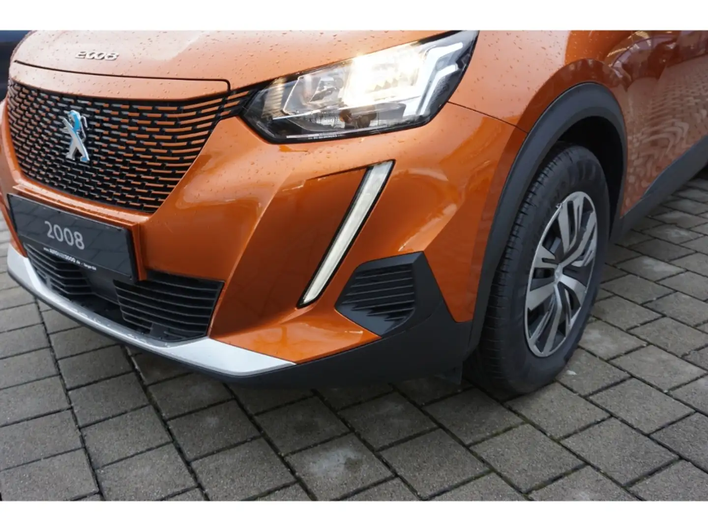 Peugeot 2008 Active Elektro 136 Klimaaut. Tempomat DAB BT WP Orange - 2
