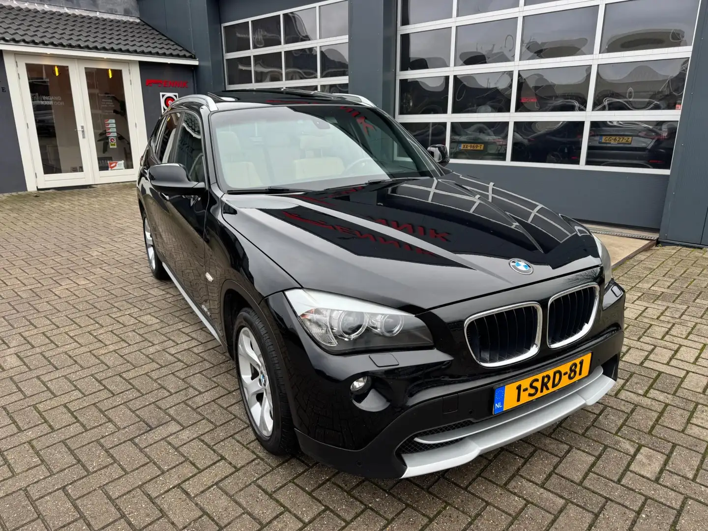 BMW X1 SDrive18i Executive / Pano / Leder / Cruise / Trek Zwart - 2