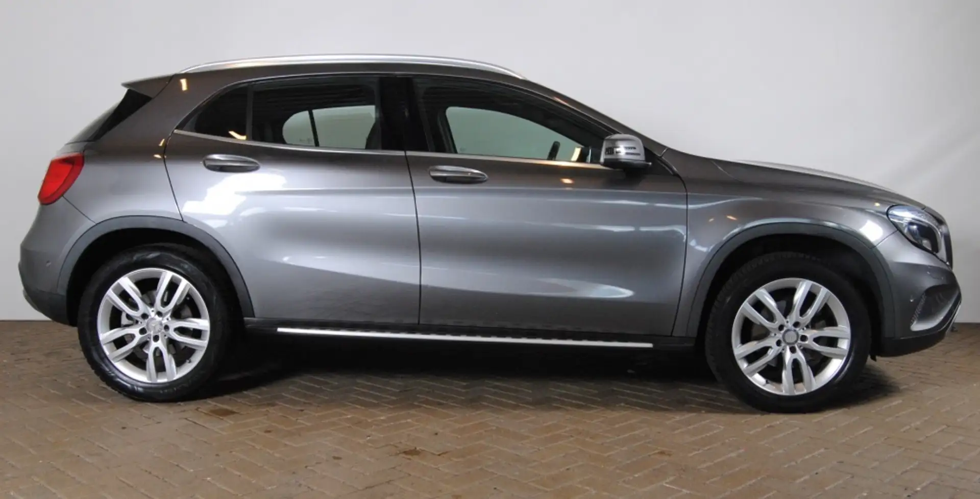 Mercedes-Benz GLA 180 Ambition Gris - 2