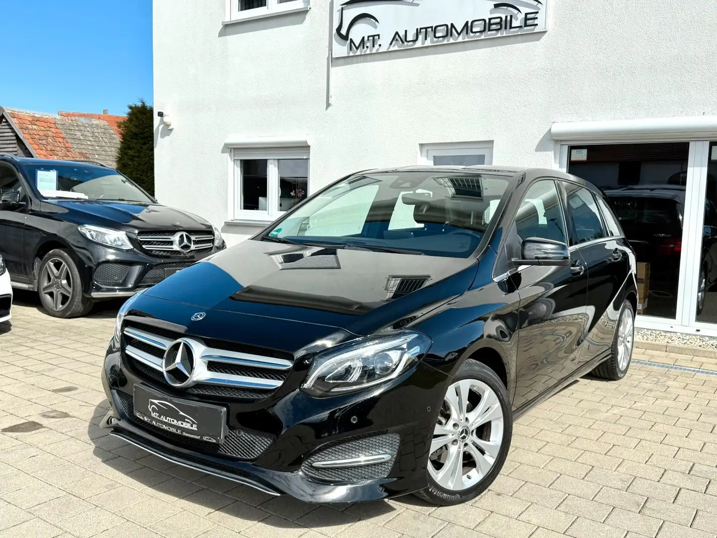 Mercedes-Benz B 200 *AHK*1.HAND*LED*NAVI*KAMERA*PDC*KLIMA*SHZ* crna - 1