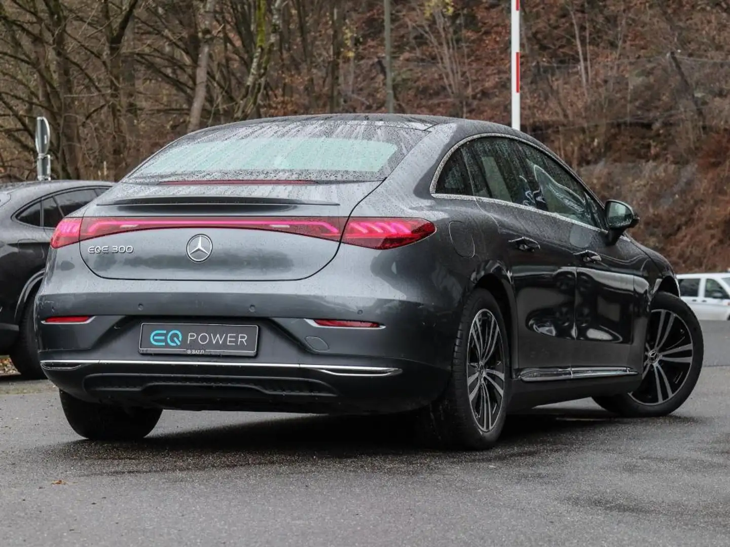 Mercedes-Benz EQE 300 Electr-Art/Pano/AHK/Distr/Memo/Ambi/19" Grau - 2